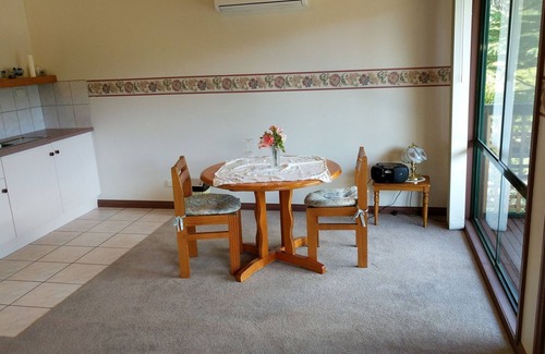 East Warburton Cottage | Relax at Gundalee Cottages with Spa and Hot Tub Bliss