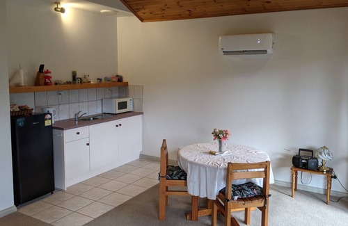 East Warburton Cottage | Relax at Gundalee Cottages with Spa and Hot Tub Bliss