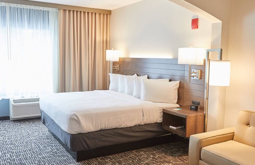 La Crosse Hotel | Guest Rated 9.4: Gundersen Hotel & Suites with Pool Access