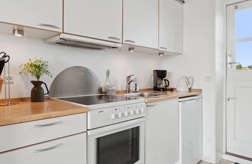 Sandkaas Apartment | Relax at Gunhilde: Poolside Retreat Near the Ocean