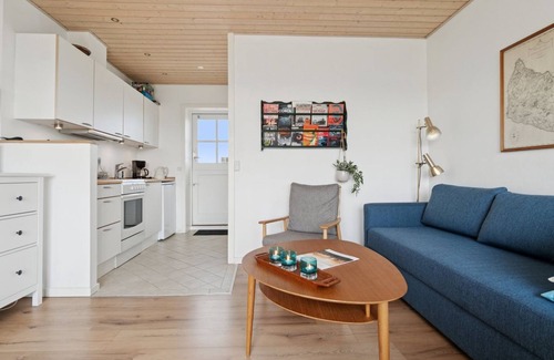 Sandkaas Apartment | Relax at Gunhilde: Poolside Retreat Near the Ocean
