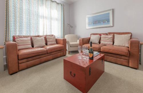 Ventnor House | Gurnard Cottage: Pet-Friendly Retreat by the Sea