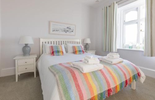 Ventnor House | Gurnard Cottage: Pet-Friendly Retreat by the Sea