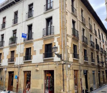 Old Town House | Pet-Friendly Gurtxu Rooms by Sun Sebastián - Rated 8.9/10