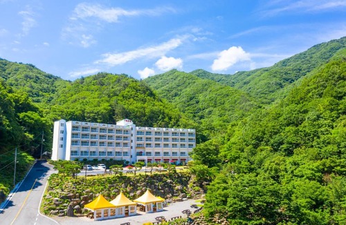 Gurye Resort | Inviting Gurye Junsung Resort: Family-Friendly with Kitchen