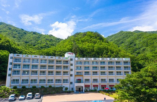 Gurye Resort | Inviting Gurye Junsung Resort: Family-Friendly with Kitchen