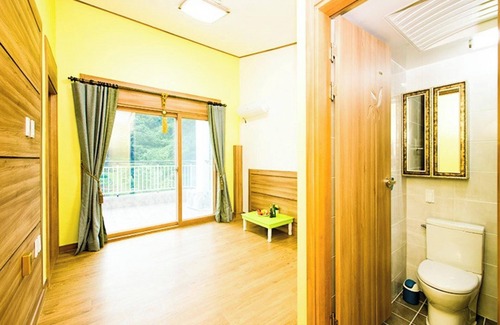 Gurye House | Cozy Gurye Maple Valley Pension with Family-Friendly Perks