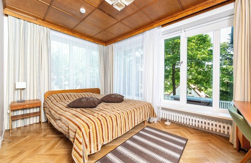 Kadriorg House | Gustav Ernesaks House: Family-Friendly Retreat with Breakfast