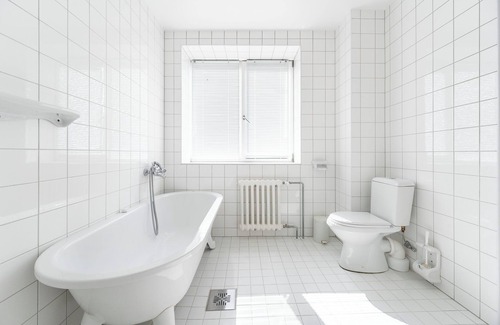 Kadriorg House | Gustav Ernesaks House: Family-Friendly Retreat with Breakfast