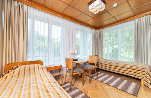 Kadriorg House | Gustav Ernesaks House: Family-Friendly Retreat with Breakfast