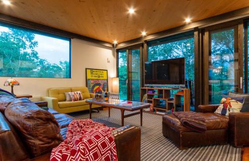 Hirafu Villa | Relax at Gustav's Hideaway by H2 Life with Hot Tub Access