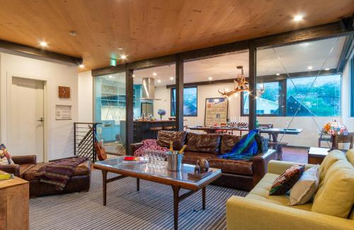 Hirafu Villa | Relax at Gustav's Hideaway by H2 Life with Hot Tub Access