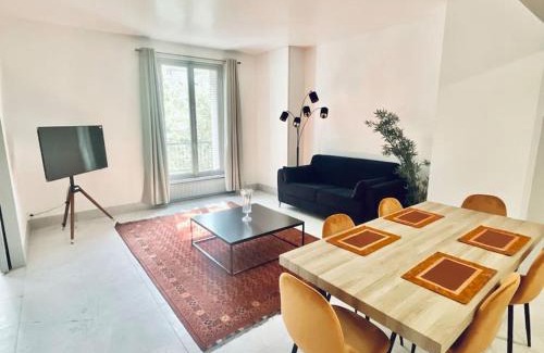 Quartier du Gros-Caillou Apartment | Elegant Gustave Eiffel Tower Apartment with Top Amenities