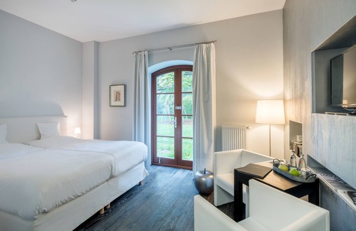 Rhein-Erft-Kreis District Hotel | Experience Gut Hohenholz: Family-Friendly Retreat with Breakfast