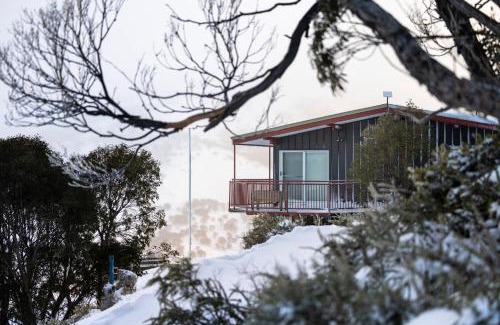 Perisher Valley Hotel | Guthega Inn: Family-Friendly Stay with Delicious Breakfast