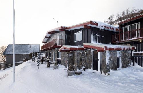 Perisher Valley Hotel | Guthega Inn: Family-Friendly Stay with Delicious Breakfast