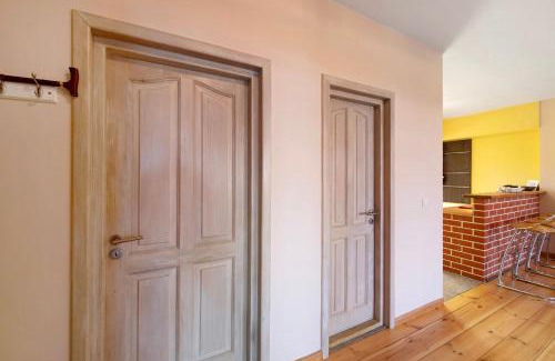 Neukloster Apartment | Gutshaus am Teich: Pet-Friendly Retreat with High Ratings