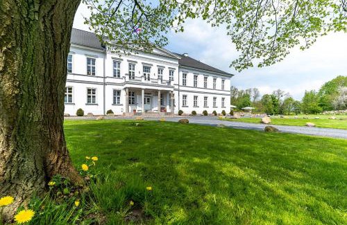 Molln Apartment | Coastal Retreat at Gutshaus Groß Helle with Spa & Beach Access