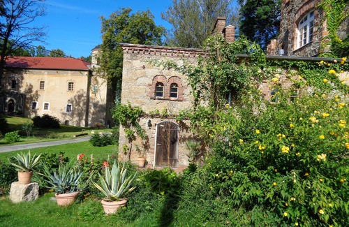 Vierkirchen Apartment | Gutshof am Wasserschloss Döbschütz: Guest Rated 10/10 Retreat