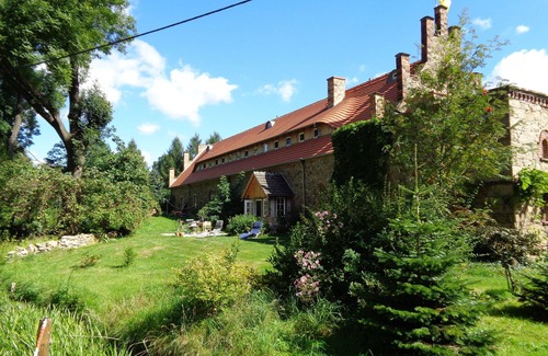 Vierkirchen Apartment | Gutshof am Wasserschloss Döbschütz: Guest Rated 10/10 Retreat