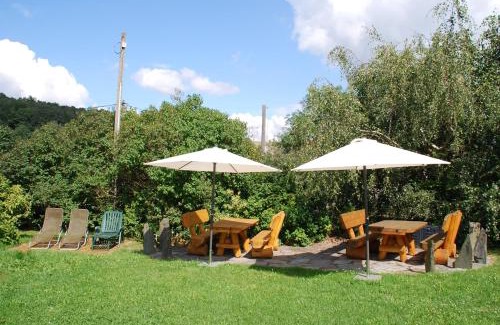 Chemnitz Apartment | Gutshof Lesch: Family-Friendly Stay with Dining Options