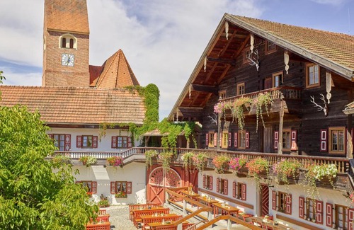 Haarbach Hotel | Gutshof Uttlau: Pet-Friendly Retreat with Spa and Dining