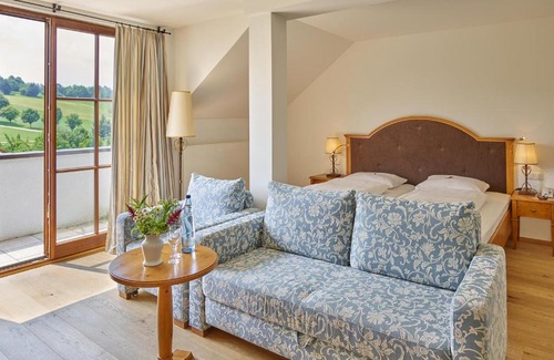 Haarbach Hotel | Gutshof Uttlau: Pet-Friendly Retreat with Spa and Dining