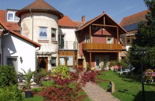 Edenkoben Hotel | Gutshof Ziegelhütte: Pet-Friendly Retreat with Great Amenities