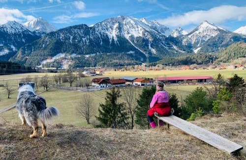 Unterpinswang Apartment | Gutshof zum Schluxen: Pet-Friendly Retreat with Ocean View