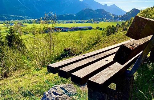Unterpinswang Apartment | Gutshof zum Schluxen: Pet-Friendly Retreat with Ocean View