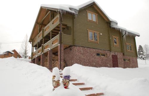 Yablunytsya Cabin | Experience GUTSULWOOD: Family-Friendly Retreat with Kitchen