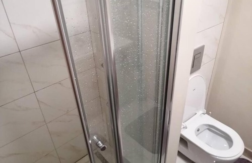 Gaziosmanpasa Apartment | Tranquil Living at Guvenlikli Plaza with Hot Tub Access