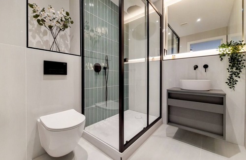 Harrow Apartment | Antonia Suite: Stylish Wembley Apartment with Kitchen & Breakfast