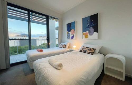 Glen Waverley Apartment | Family-Friendly Escape at The Glen with Balcony Access