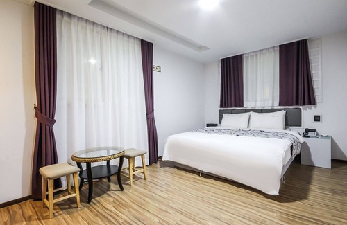 Dong-Gu Hotel | Eco-Friendly Gwangju Chungjangro S Hotel with Hot Tub