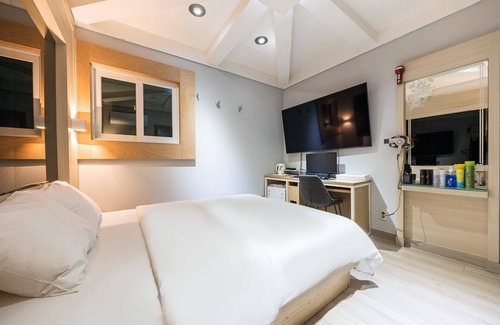 Gwangju Hotel | Explore Gwangju: Eco-Friendly Stay with Breakfast Included