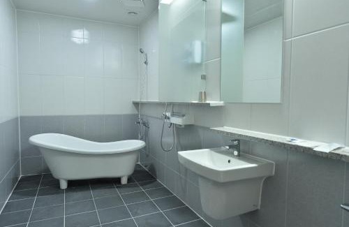 Buk-gu Hotel | Gwangju Tourist Hotel: Accessible Comfort with Breakfast Included