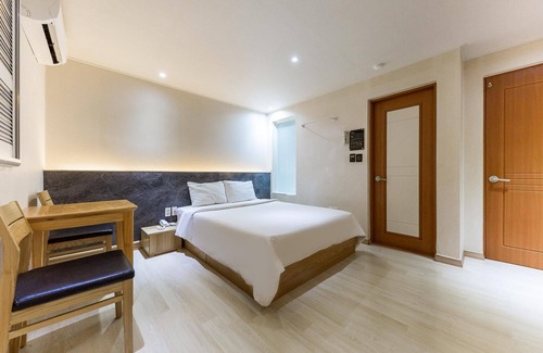 Suncheon Hotel | Eco-Friendly Retreat at Gwangyang Picasso with Hot Tub