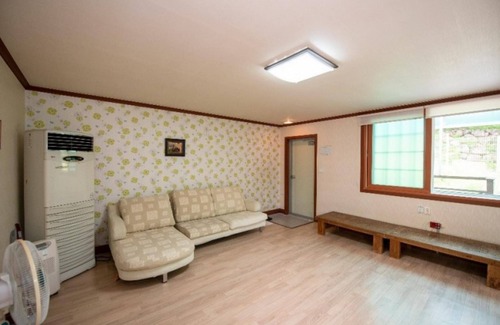 Gwangyang House | Eco-Friendly Gwangyang Polaris Pension with Kitchen & Breakfast