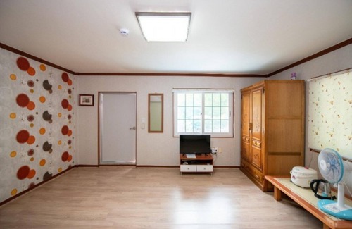 Gwangyang House | Eco-Friendly Gwangyang Polaris Pension with Kitchen & Breakfast