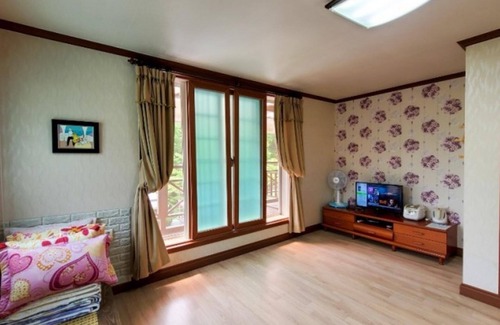 Gwangyang House | Eco-Friendly Gwangyang Polaris Pension with Kitchen & Breakfast