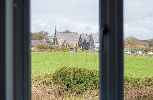 Llanfaelog House | Gwel Y Mynydd - Perfect Family Retreat in Anglesey