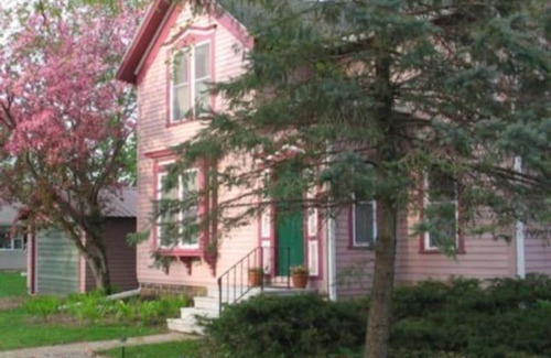 St. Ansgar Villa | Gwen's Place - First Floor: Family & Pet-Friendly Getaway