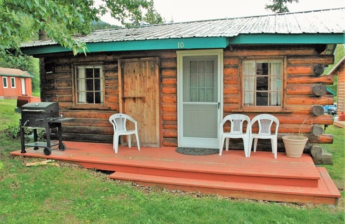 Cooper Landing Cabin | Discover Comfort at Gwin's Lodge Aspen Cabin #10