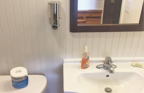Cooper Landing Cabin | Discover Comfort at Gwin's Lodge Aspen Cabin #10