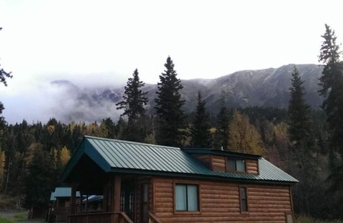 Cooper Landing Apartment | Experience Gwin's Lodge Poplar Chalet #2 with Family-Friendly Amenities