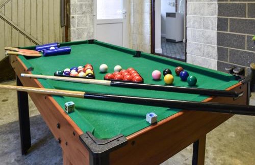 Llandrindod Wells House | Gwynfan Bungalow: Pet-Friendly Getaway with Hot Tub