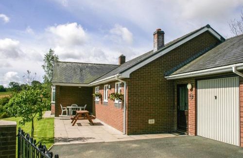 Llandrindod Wells House | Gwynfan Bungalow: Pet-Friendly Getaway with Hot Tub