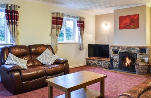 Llandrindod Wells House | Gwynfan Bungalow: Pet-Friendly Getaway with Hot Tub