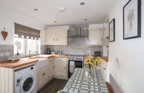 Llanystumdwy Cottage | GWYNLE - Romantic Getaway with Oceanfront Garden Views